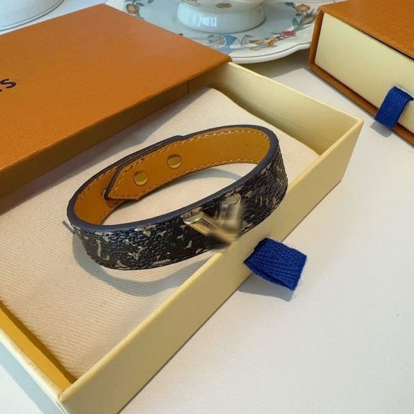 Bracelets designer Bracelet Premium Leather Bracelet with Metal Logo Buckle - Trendy Monogram Pattern Wrist Cuff Adjustable Fit Fashion Accessory for Holiday Gift